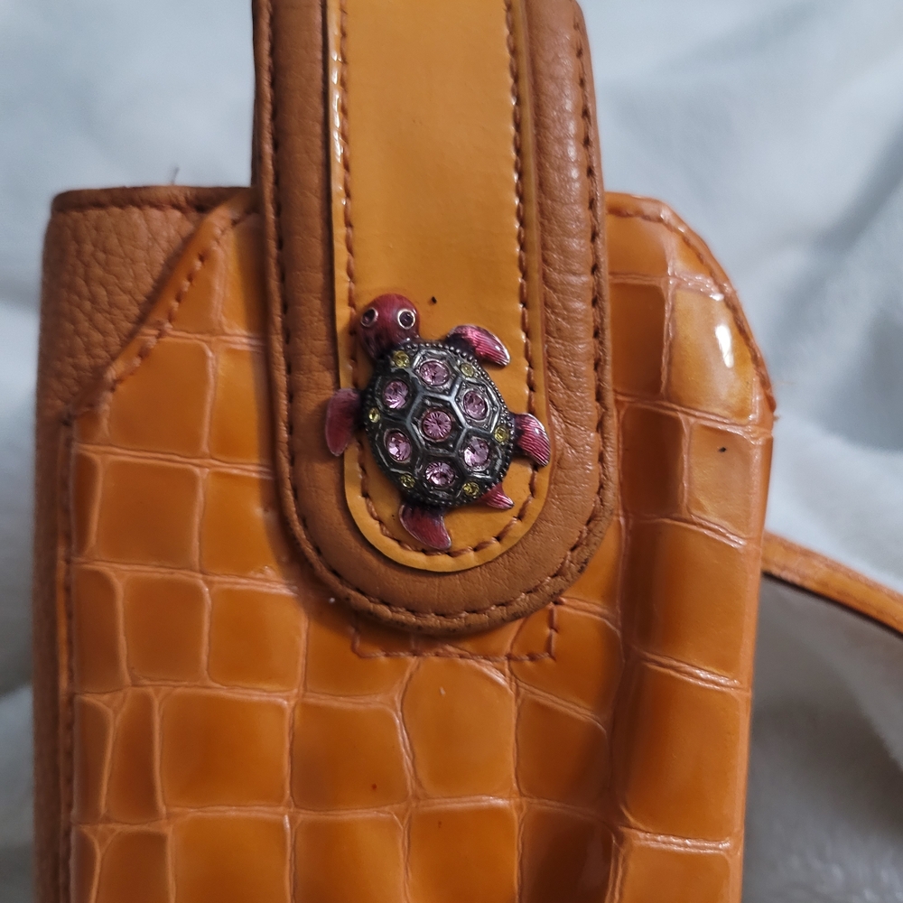 Crocodile Pattern Tan Bag with Turtle Accent - image 2